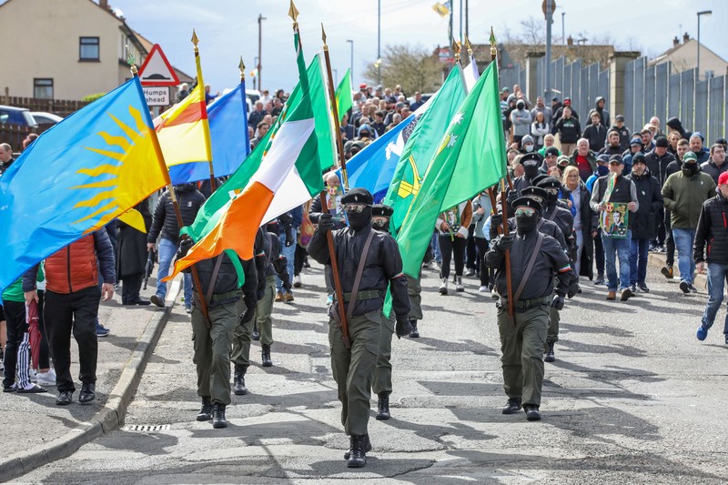 Pembangkang republik melemparkan bom bensin ke mobil polisi setelah unjuk rasa anti-Perjanjian Jumat Agung pada peringatan 25 tahun perjanjian damai, di Londonderry, Irlandia Utara, 10 April 2023. Pembangkang republik melemparkan bom bensin ke mobil polisi setelah unjuk rasa anti-Perjanjian Jumat Agung pada peringatan 25 tahun perjanjian damai, di Londonderry, Irlandia Utara, 10 April 2023. (REUTERS/Clodagh Kilcoyne)