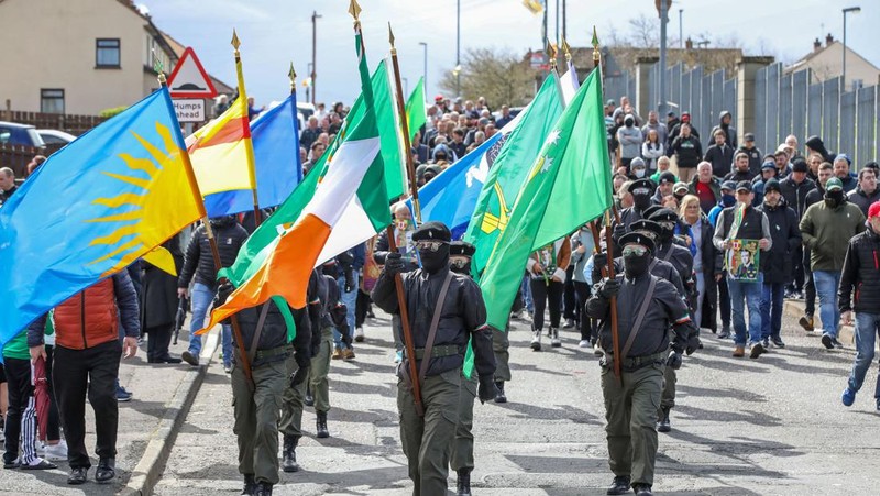 Pembangkang republik melemparkan bom bensin ke mobil polisi setelah unjuk rasa anti-Perjanjian Jumat Agung pada peringatan 25 tahun perjanjian damai, di Londonderry, Irlandia Utara, 10 April 2023. (REUTERS/Clodagh Kilcoyne)