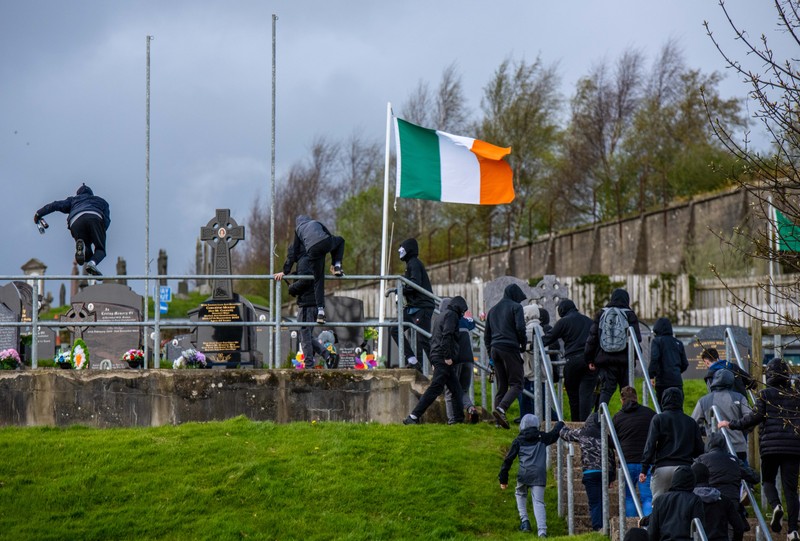 Pembangkang republik melemparkan bom bensin ke mobil polisi setelah unjuk rasa anti-Perjanjian Jumat Agung pada peringatan 25 tahun perjanjian damai, di Londonderry, Irlandia Utara, 10 April 2023. (REUTERS/Clodagh Kilcoyne)