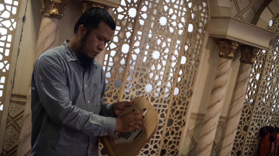 Pihak Masjid Nurul Iman Blok M Square kembali menemukan stiker QRIS 'palsu' di lokasi. Stiker tersebut langsung dirobek petugas.