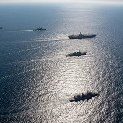 Kapal Perang AS Ngamuk, Bom Drone Iran-Tembak Rudal Houthi