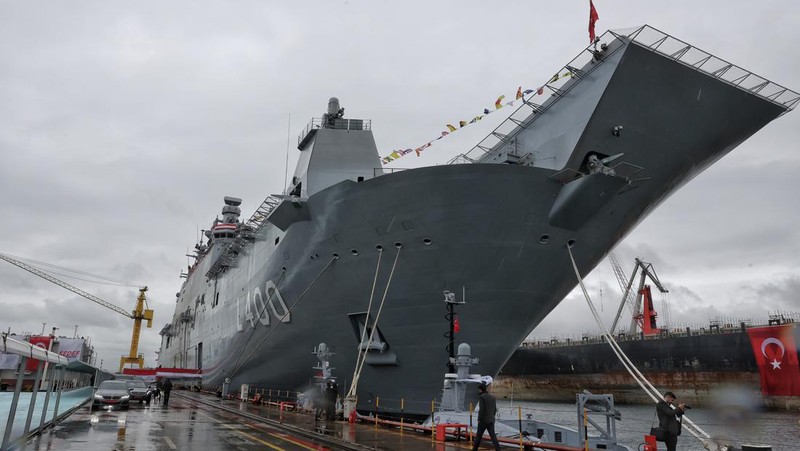 Presiden Turki Recep Tayyip Erdogan berbicara pada Upacara Pengiriman Kapal TCG ANADOLU dan Upacara Pemotongan Baja Fregat MÄ°LGEM Baru di Galangan Kapal Sedef di distrik Tuzla di Istanbul Turkiye pada 10 April 2023. (Murat Kula/Anadolu Agency via Getty Images)