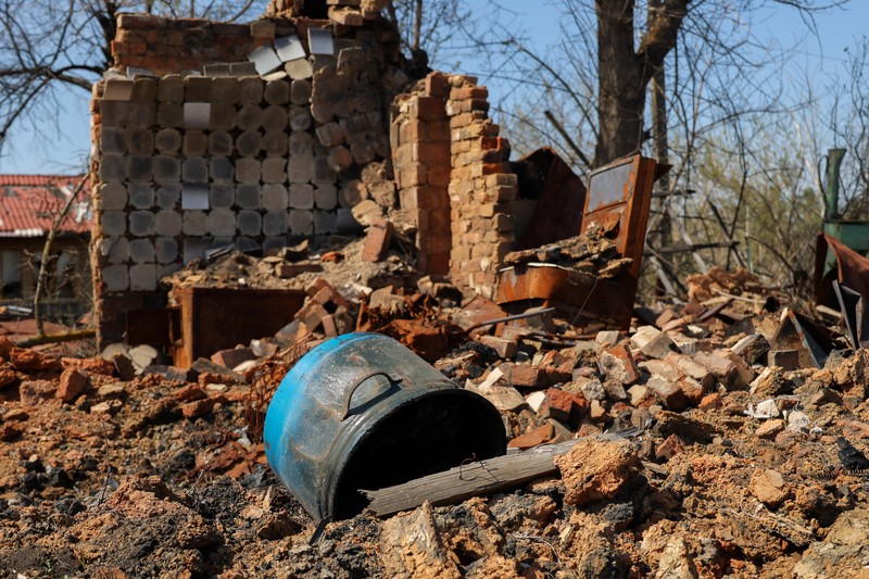 Peralatan militer Rusia yang rusak di Desa Studenok di Kharkiv, Ukraina pada 10 April 2023. Peralatan militer Rusia yang rusak di Desa Studenok di Kharkiv, Ukraina pada 10 April 2023. Desa tersebut telah direbut kembali dari pasukan Rusia pada September 2022, dan hampir 500 orang tinggal di sini. (Sofiia Bobok/Anadolu Agency via Getty Images)