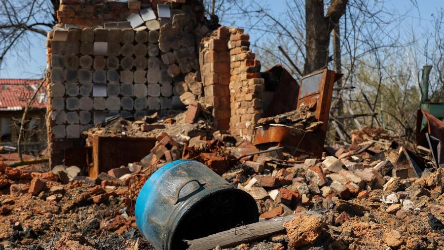 Kerusakan akibat perang terlihat di Desa Studenok di Kharkiv, Ukraina pada 10 April 2023. Desa tersebut telah direbut kembali dari pasukan Rusia pada September 2022, dan hampir 500 orang tinggal di sini. (Sofiia Bobok/Anadolu Agency via Getty Images)