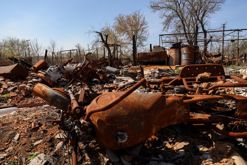 Peralatan militer Rusia yang rusak di Desa Studenok di Kharkiv, Ukraina pada 10 April 2023. Peralatan militer Rusia yang rusak di Desa Studenok di Kharkiv, Ukraina pada 10 April 2023. Desa tersebut telah direbut kembali dari pasukan Rusia pada September 2022, dan hampir 500 orang tinggal di sini. (Sofiia Bobok/Anadolu Agency via Getty Images)