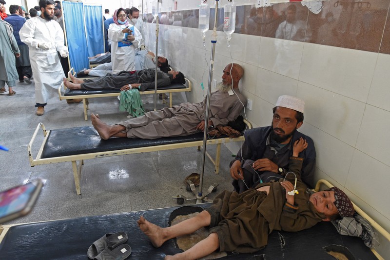 Seorang petugas polisi memeriksa lokasi ledakan bom di Quetta pada 10 April 2023. - Setidaknya empat orang tewas dan 15 lainnya terluka pada 10 April oleh ledakan bom di provinsi Balochistan di barat daya Pakistan yang bermasalah, kata para pejabat. (BANARAS KHAN/AFP via Getty Images)