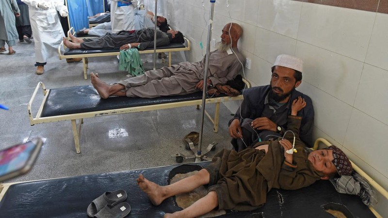 Seorang petugas polisi memeriksa lokasi ledakan bom di Quetta pada 10 April 2023. - Setidaknya empat orang tewas dan 15 lainnya terluka pada 10 April oleh ledakan bom di provinsi Balochistan di barat daya Pakistan yang bermasalah, kata para pejabat. (BANARAS KHAN/AFP via Getty Images)