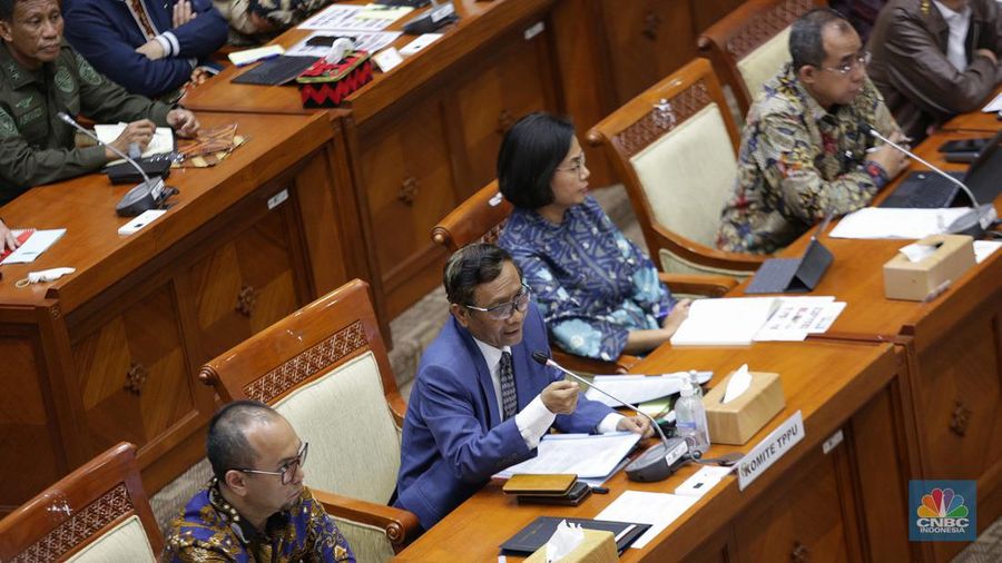 Komisi III DPR RI kembali menggelar rapat soal transaksi janggal Rp 349 triliun di Kementerian Keuangan. Rapat dihadiri Menko Polhukam, Menkeu hingga Kepala PPATK, Selasa (11/4/2023). (Agung Pambudhy/ Detikcom)