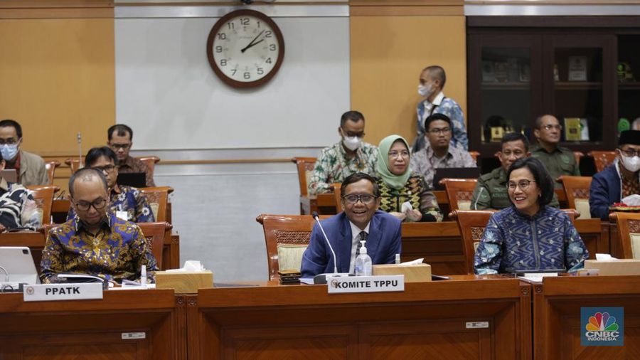 Komisi III DPR RI kembali menggelar rapat soal transaksi janggal Rp 349 triliun di Kementerian Keuangan. Rapat dihadiri Menko Polhukam, Menkeu hingga Kepala PPATK, Selasa (11/4/2023). (Agung Pambudhy/ Detikcom)