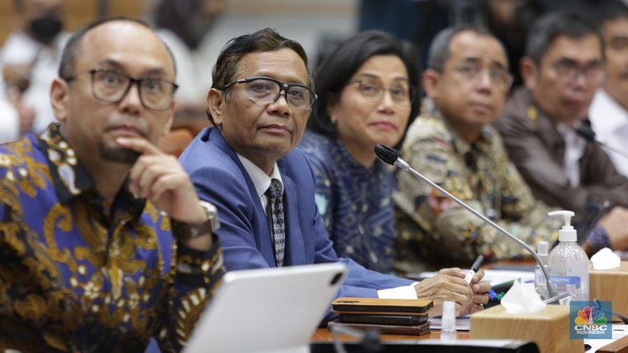 Komisi III DPR RI kembali menggelar rapat soal transaksi janggal Rp 349 triliun di Kementerian Keuangan. Rapat dihadiri Menko Polhukam, Menkeu hingga Kepala PPATK, Selasa (11/4/2023). (Agung Pambudhy/ Detikcom)