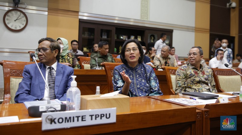 Komisi III DPR RI kembali menggelar rapat soal transaksi janggal Rp 349 triliun di Kementerian Keuangan. Rapat dihadiri Menko Polhukam, Menkeu hingga Kepala PPATK, Selasa (11/4/2023). (Agung Pambudhy/ Detikcom)