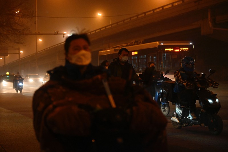 Distrik pesisir timur terlihat dalam debu yang mengambang di Kota Lianyungang, provinsi Jiangsu, China Timur pada 11 April 2023. (CFOTO/Future Publishing via Getty Images)