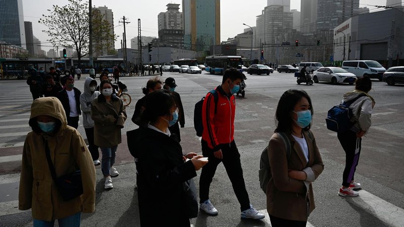 Distrik pesisir timur terlihat dalam debu yang mengambang di Kota Lianyungang, provinsi Jiangsu, China Timur pada 11 April 2023. (CFOTO/Future Publishing via Getty Images)