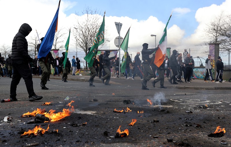 Pembangkang republik melemparkan bom bensin ke mobil polisi setelah unjuk rasa anti-Perjanjian Jumat Agung pada peringatan 25 tahun perjanjian damai, di Londonderry, Irlandia Utara, 10 April 2023. (REUTERS/Clodagh Kilcoyne)