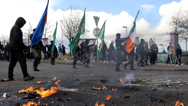 Pembangkang republik melemparkan bom bensin ke mobil polisi setelah unjuk rasa anti-Perjanjian Jumat Agung pada peringatan 25 tahun perjanjian damai, di Londonderry, Irlandia Utara, 10 April 2023. (REUTERS/Clodagh Kilcoyne)