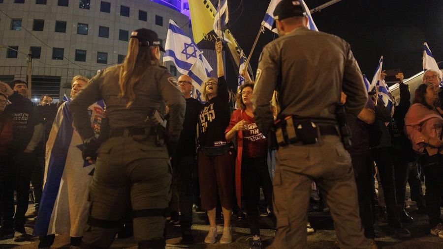 Para pengunjuk rasa saat demonstrasi anti-pemerintah menyusul pidato Perdana Menteri Israel Benjamin Netanyahu di Tel Aviv, Israel, pada Senin, 10 April 2023. Setelah seminggu serangan roket dan penembakan oleh militan Palestina di berbagai front, Perdana Menteri Israel Benjamin Netanyahu mundur dari keputusannya untuk memecat Menteri Pertahanan Yoav Gallant. (Kobi Wolf/Bloomberg via Getty Images)