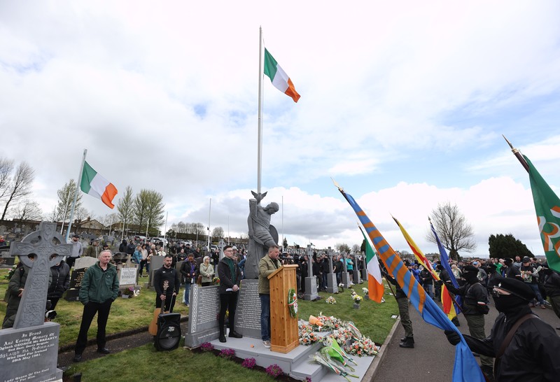 Pembangkang republik melemparkan bom bensin ke mobil polisi setelah unjuk rasa anti-Perjanjian Jumat Agung pada peringatan 25 tahun perjanjian damai, di Londonderry, Irlandia Utara, 10 April 2023. Pembangkang republik melemparkan bom bensin ke mobil polisi setelah unjuk rasa anti-Perjanjian Jumat Agung pada peringatan 25 tahun perjanjian damai, di Londonderry, Irlandia Utara, 10 April 2023. (REUTERS/Clodagh Kilcoyne)