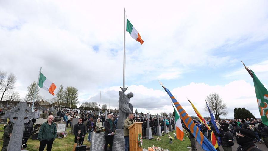 Pembangkang republik melemparkan bom bensin ke mobil polisi setelah unjuk rasa anti-Perjanjian Jumat Agung pada peringatan 25 tahun perjanjian damai, di Londonderry, Irlandia Utara, 10 April 2023. (REUTERS/Clodagh Kilcoyne)