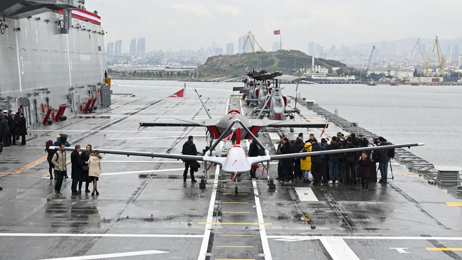 Presiden Turki Recep Tayyip Erdogan berbicara pada Upacara Pengiriman Kapal TCG ANADOLU dan Upacara Pemotongan Baja Fregat MÄ°LGEM Baru di Galangan Kapal Sedef di distrik Tuzla di Istanbul Turkiye pada 10 April 2023. (Murat Kula/Anadolu Agency via Getty Images)