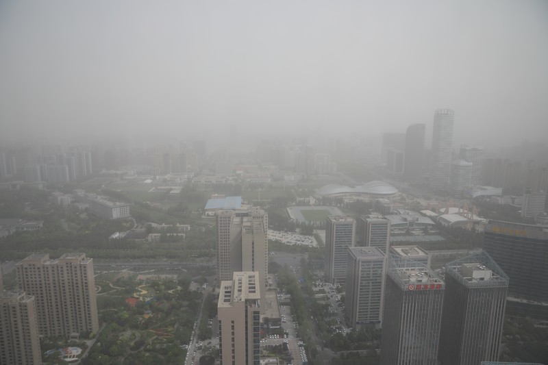 Distrik pesisir timur terlihat dalam debu yang mengambang di Kota Lianyungang, provinsi Jiangsu, China Timur pada 11 April 2023. (CFOTO/Future Publishing via Getty Images)