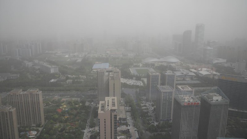 Distrik pesisir timur terlihat dalam debu yang mengambang di Kota Lianyungang, provinsi Jiangsu, China Timur pada 11 April 2023. (CFOTO/Future Publishing via Getty Images)