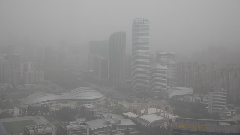 Distrik pesisir timur terlihat dalam debu yang mengambang di Kota Lianyungang, provinsi Jiangsu, China Timur pada 11 April 2023. (CFOTO/Future Publishing via Getty Images)