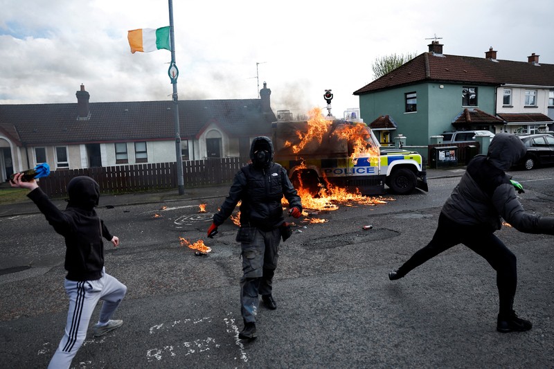 Pembangkang republik melemparkan bom bensin ke mobil polisi setelah unjuk rasa anti-Perjanjian Jumat Agung pada peringatan 25 tahun perjanjian damai, di Londonderry, Irlandia Utara, 10 April 2023. (REUTERS/Clodagh Kilcoyne)