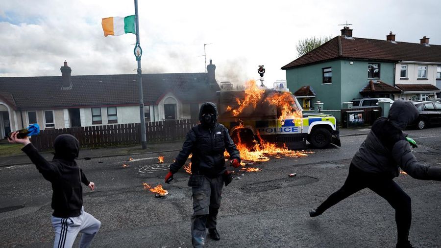 Pembangkang republik melemparkan bom bensin ke mobil polisi setelah unjuk rasa anti-Perjanjian Jumat Agung pada peringatan 25 tahun perjanjian damai, di Londonderry, Irlandia Utara, 10 April 2023. (REUTERS/Clodagh Kilcoyne)