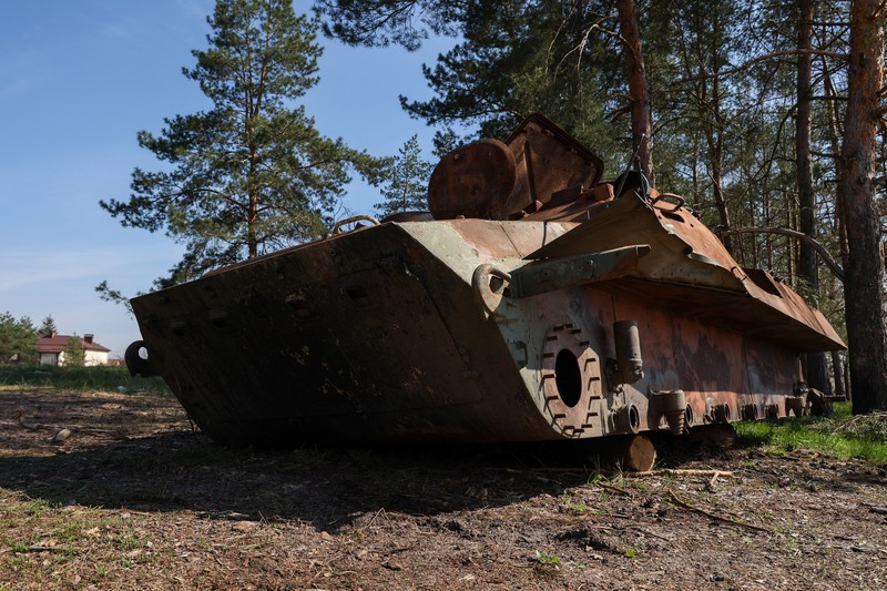 Peralatan militer Rusia yang rusak di Desa Studenok di Kharkiv, Ukraina pada 10 April 2023. Peralatan militer Rusia yang rusak di Desa Studenok di Kharkiv, Ukraina pada 10 April 2023. Desa tersebut telah direbut kembali dari pasukan Rusia pada September 2022, dan hampir 500 orang tinggal di sini. (Sofiia Bobok/Anadolu Agency via Getty Images)
