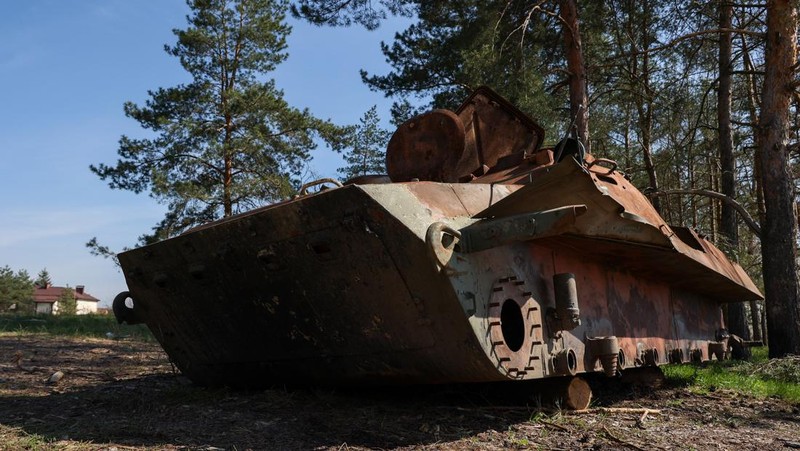 Peralatan militer Rusia yang rusak di Desa Studenok di Kharkiv, Ukraina pada 10 April 2023. Desa tersebut telah direbut kembali dari pasukan Rusia pada September 2022, dan hampir 500 orang tinggal di sini. (Sofiia Bobok/Anadolu Agency via Getty Images)
