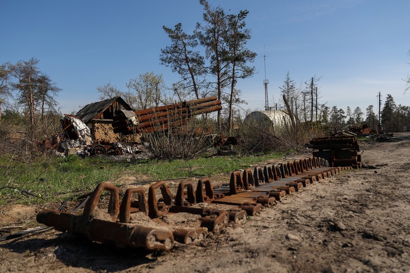 Peralatan militer Rusia yang rusak di Desa Studenok di Kharkiv, Ukraina pada 10 April 2023. Desa tersebut telah direbut kembali dari pasukan Rusia pada September 2022, dan hampir 500 orang tinggal di sini. (Sofiia Bobok/Anadolu Agency via Getty Images)