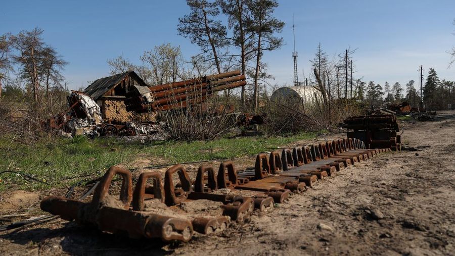 Peralatan militer Rusia yang rusak di Desa Studenok di Kharkiv, Ukraina pada 10 April 2023. Desa tersebut telah direbut kembali dari pasukan Rusia pada September 2022, dan hampir 500 orang tinggal di sini. (Sofiia Bobok/Anadolu Agency via Getty Images)