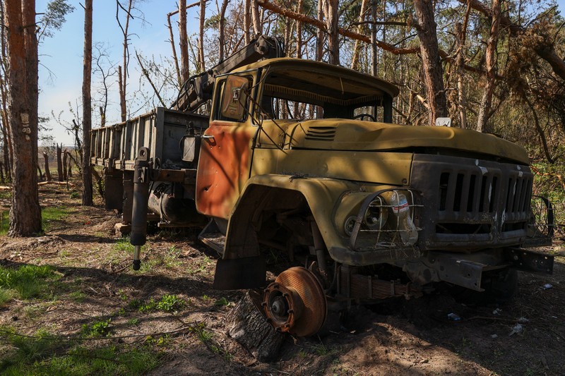 Peralatan militer Rusia yang rusak di Desa Studenok di Kharkiv, Ukraina pada 10 April 2023. Desa tersebut telah direbut kembali dari pasukan Rusia pada September 2022, dan hampir 500 orang tinggal di sini. (Sofiia Bobok/Anadolu Agency via Getty Images)
