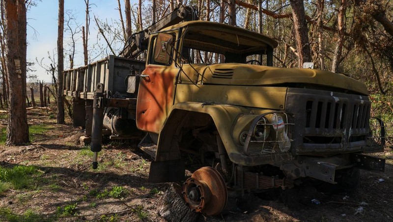 Peralatan militer Rusia yang rusak di Desa Studenok di Kharkiv, Ukraina pada 10 April 2023. Desa tersebut telah direbut kembali dari pasukan Rusia pada September 2022, dan hampir 500 orang tinggal di sini. (Sofiia Bobok/Anadolu Agency via Getty Images)