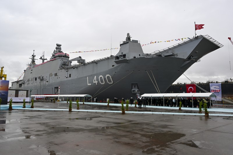 Presiden Turki Recep Tayyip Erdogan berbicara pada Upacara Pengiriman Kapal TCG ANADOLU dan Upacara Pemotongan Baja Fregat MÄ°LGEM Baru di Galangan Kapal Sedef di distrik Tuzla di Istanbul Turkiye pada 10 April 2023. (Murat Kula/Anadolu Agency via Getty Images)
