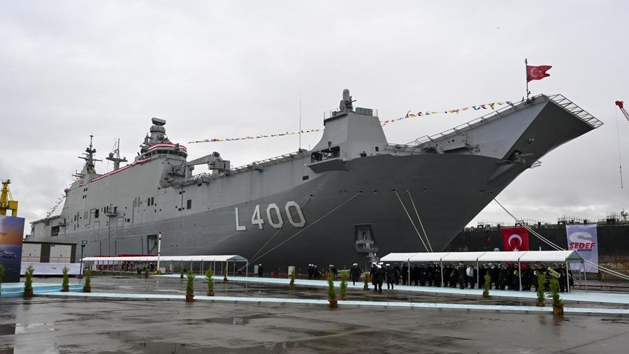 Presiden Turki Recep Tayyip Erdogan berbicara pada Upacara Pengiriman Kapal TCG ANADOLU dan Upacara Pemotongan Baja Fregat MÄ°LGEM Baru di Galangan Kapal Sedef di distrik Tuzla di Istanbul Turkiye pada 10 April 2023. (Murat Kula/Anadolu Agency via Getty Images)