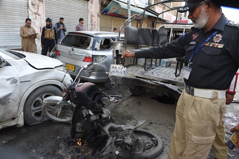 Seorang petugas polisi memeriksa lokasi ledakan bom di Quetta pada 10 April 2023. Seorang petugas polisi memeriksa lokasi ledakan bom di Quetta pada 10 April 2023. - Setidaknya empat orang tewas dan 15 lainnya terluka pada 10 April oleh ledakan bom di provinsi Balochistan di barat daya Pakistan yang bermasalah, kata para pejabat. (BANARAS KHAN/AFP via Getty Images)