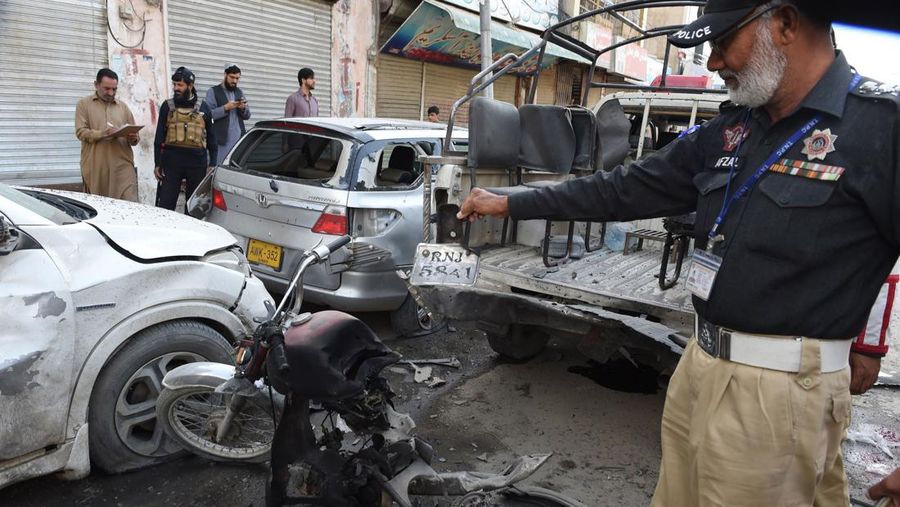 Seorang petugas polisi memeriksa lokasi ledakan bom di Quetta pada 10 April 2023. - Setidaknya empat orang tewas dan 15 lainnya terluka pada 10 April oleh ledakan bom di provinsi Balochistan di barat daya Pakistan yang bermasalah, kata para pejabat. (BANARAS KHAN/AFP via Getty Images)