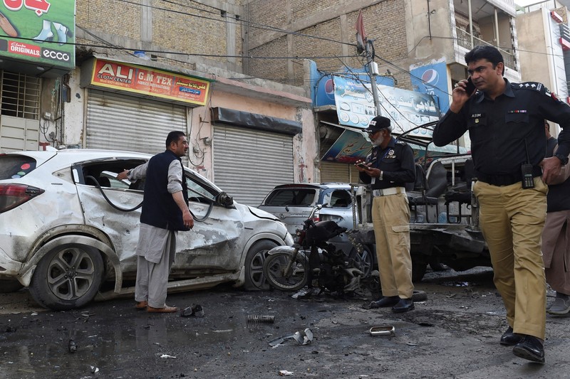 Seorang petugas polisi memeriksa lokasi ledakan bom di Quetta pada 10 April 2023. Seorang petugas polisi memeriksa lokasi ledakan bom di Quetta pada 10 April 2023. - Setidaknya empat orang tewas dan 15 lainnya terluka pada 10 April oleh ledakan bom di provinsi Balochistan di barat daya Pakistan yang bermasalah, kata para pejabat. (BANARAS KHAN/AFP via Getty Images)