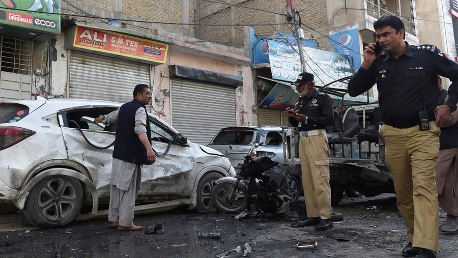 Seorang petugas polisi memeriksa lokasi ledakan bom di Quetta pada 10 April 2023. - Setidaknya empat orang tewas dan 15 lainnya terluka pada 10 April oleh ledakan bom di provinsi Balochistan di barat daya Pakistan yang bermasalah, kata para pejabat. (BANARAS KHAN/AFP via Getty Images)