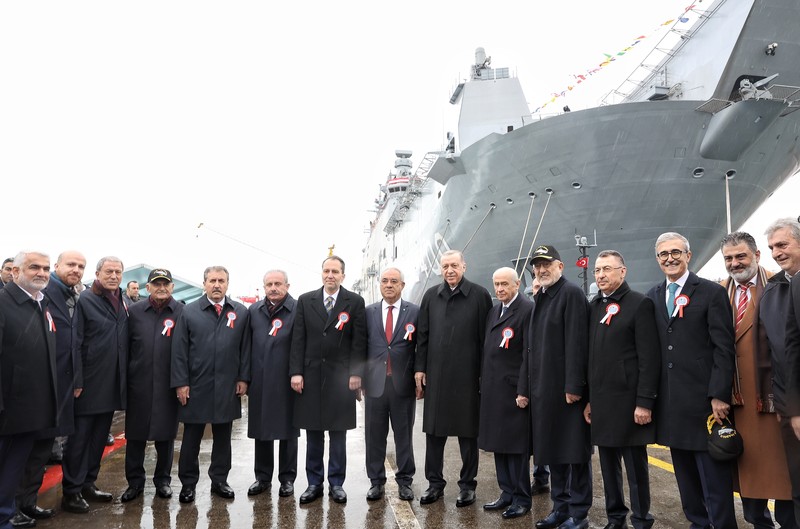 Presiden Turki Recep Tayyip Erdogan berbicara pada Upacara Pengiriman Kapal TCG ANADOLU dan Upacara Pemotongan Baja Fregat MÄ°LGEM Baru di Galangan Kapal Sedef di distrik Tuzla di Istanbul Turkiye pada 10 April 2023. (Murat Kula/Anadolu Agency via Getty Images)