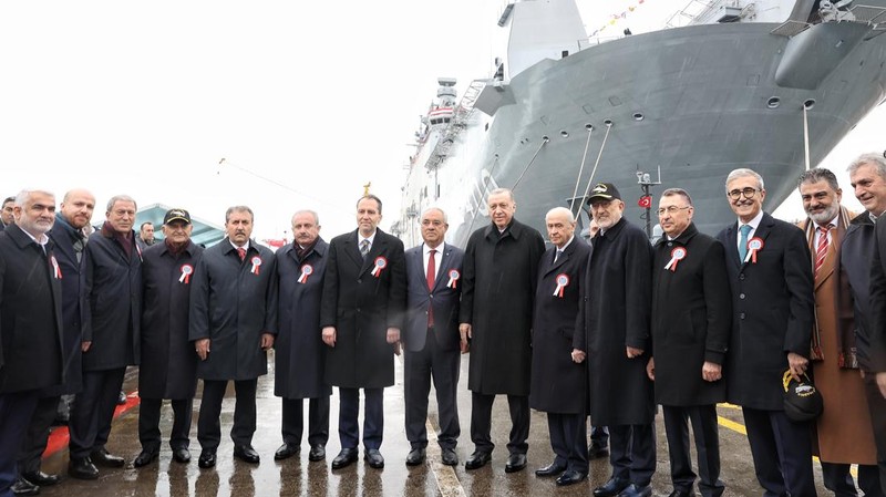 Presiden Turki Recep Tayyip Erdogan berbicara pada Upacara Pengiriman Kapal TCG ANADOLU dan Upacara Pemotongan Baja Fregat MÄ°LGEM Baru di Galangan Kapal Sedef di distrik Tuzla di Istanbul Turkiye pada 10 April 2023. (Murat Kula/Anadolu Agency via Getty Images)