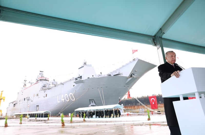 Presiden Turki Recep Tayyip Erdogan berbicara pada Upacara Pengiriman Kapal TCG ANADOLU dan Upacara Pemotongan Baja Fregat MÄ°LGEM Baru di Galangan Kapal Sedef di distrik Tuzla di Istanbul Turkiye pada 10 April 2023. (Murat Kula/Anadolu Agency via Getty Images)