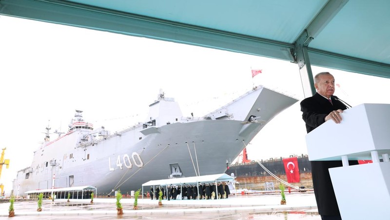 Presiden Turki Recep Tayyip Erdogan berbicara pada Upacara Pengiriman Kapal TCG ANADOLU dan Upacara Pemotongan Baja Fregat MÄ°LGEM Baru di Galangan Kapal Sedef di distrik Tuzla di Istanbul Turkiye pada 10 April 2023. (Murat Kula/Anadolu Agency via Getty Images)