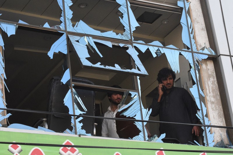 Seorang petugas polisi memeriksa lokasi ledakan bom di Quetta pada 10 April 2023. Seorang petugas polisi memeriksa lokasi ledakan bom di Quetta pada 10 April 2023. - Setidaknya empat orang tewas dan 15 lainnya terluka pada 10 April oleh ledakan bom di provinsi Balochistan di barat daya Pakistan yang bermasalah, kata para pejabat. (BANARAS KHAN/AFP via Getty Images)