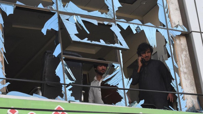 Seorang petugas polisi memeriksa lokasi ledakan bom di Quetta pada 10 April 2023. - Setidaknya empat orang tewas dan 15 lainnya terluka pada 10 April oleh ledakan bom di provinsi Balochistan di barat daya Pakistan yang bermasalah, kata para pejabat. (BANARAS KHAN/AFP via Getty Images)