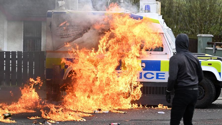 Pembangkang republik melemparkan bom bensin ke mobil polisi setelah unjuk rasa anti-Perjanjian Jumat Agung pada peringatan 25 tahun perjanjian damai, di Londonderry, Irlandia Utara, 10 April 2023. (REUTERS/Clodagh Kilcoyne)