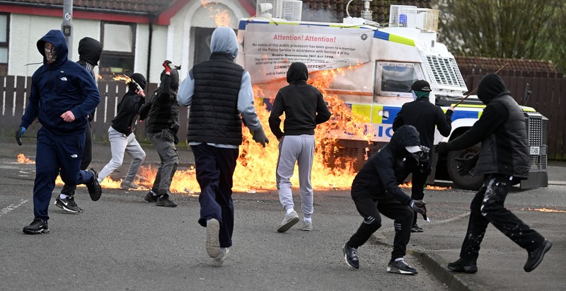 Pembangkang republik melemparkan bom bensin ke mobil polisi setelah unjuk rasa anti-Perjanjian Jumat Agung pada peringatan 25 tahun perjanjian damai, di Londonderry, Irlandia Utara, 10 April 2023. (REUTERS/Clodagh Kilcoyne)