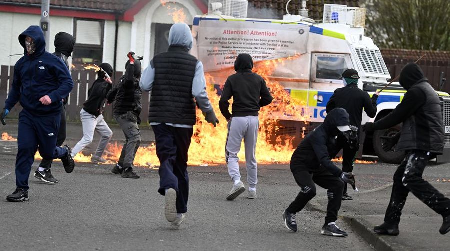 Pembangkang republik melemparkan bom bensin ke mobil polisi setelah unjuk rasa anti-Perjanjian Jumat Agung pada peringatan 25 tahun perjanjian damai, di Londonderry, Irlandia Utara, 10 April 2023. (REUTERS/Clodagh Kilcoyne)
