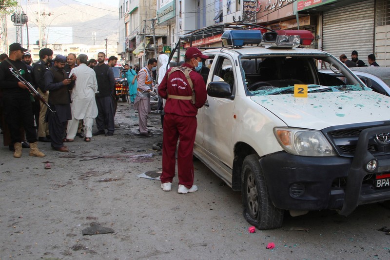 Seorang petugas polisi memeriksa lokasi ledakan bom di Quetta pada 10 April 2023. - Setidaknya empat orang tewas dan 15 lainnya terluka pada 10 April oleh ledakan bom di provinsi Balochistan di barat daya Pakistan yang bermasalah, kata para pejabat. (BANARAS KHAN/AFP via Getty Images)